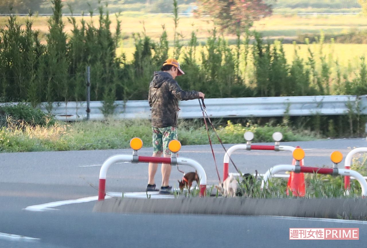 散歩中の坂上忍（'18年）