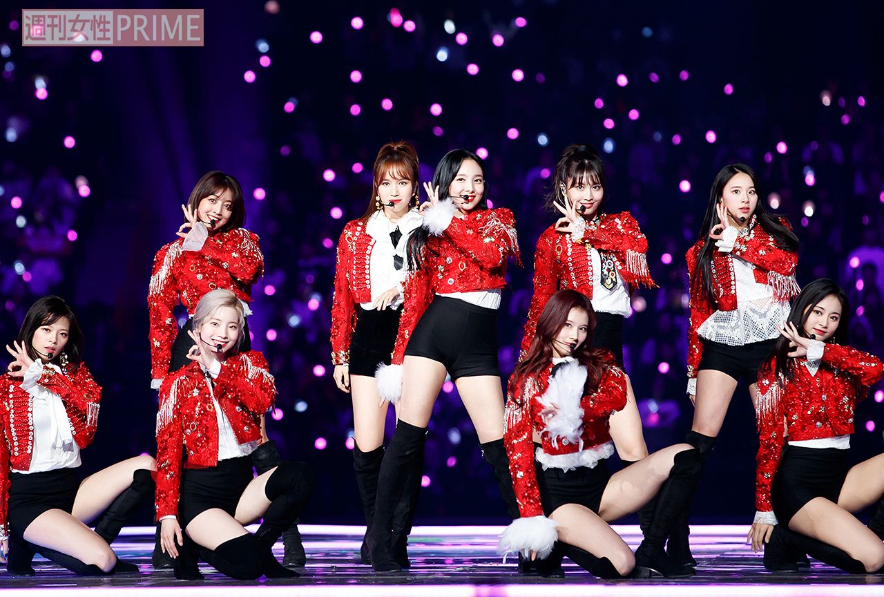 目を引く赤い衣装でパフォーマンスを披露するTWICE