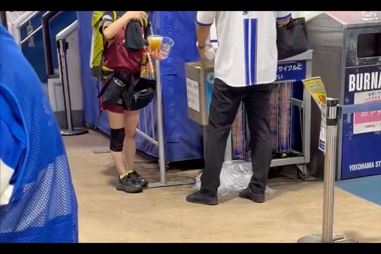 ネットで拡散された動画。ビールを飲むことなく飲み残し回収ボックスに廃棄