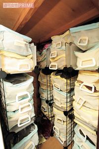 作業部屋の一角の衣装置き場は圧巻！