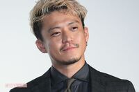 小栗旬『鎌倉殿の13人』撮影現場に松本潤が訪問＆スタッフが期待する“大泉洋イジり”