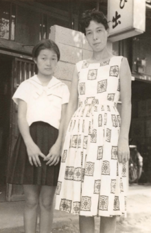 養母の八千代さんと
