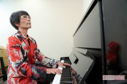 ピアノ歴53年の指先から繰り出される演奏に記者もウットリ