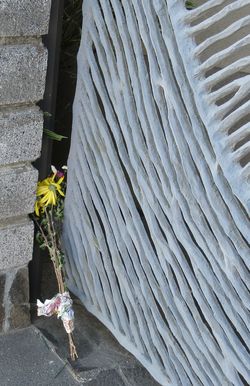 玄関の門扉には1束の花が供えられていた