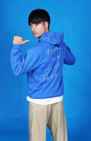 あまりにもダサすぎると話題のパーカーを着用する、サッカー日本代表の三笘薫（ブライトン日本公式『X』より）