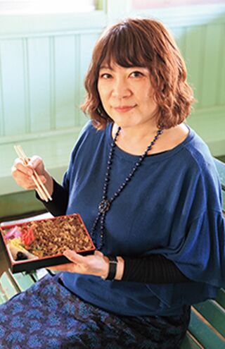 やすこーんさん●漫画家＆文筆家。食べた駅弁の数は2600個以上。『ひとりで楽しむ鉄道旅駅弁めぐり篇』（玄光社）ほか著書多数。『旅行読売』にて「猫に駅弁」連載中。JR四国の観光列車「藍よしのがわトロッコ」で販売する駅弁もプロデュース。