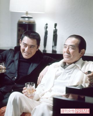 時代劇俳優として活躍した父親の近衛十四郎と、スコッチウイスキーのCMで共演した際の1枚　撮影／『週刊女性』写真班