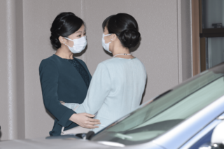 2021年、ご結婚に際して秋篠宮邸を出発される子さんをお見送り。お別れする“姉妹”の姿は多くの人の涙をさそった（撮影／JMPA）