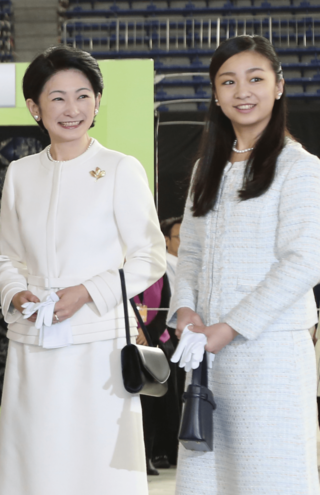 「第14回東京国際キルトフェスティバル」を視察する紀子さまと佳子さま。佳子さまは幼少のころから手芸が得意（2015年1月22日）