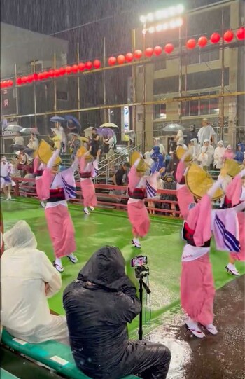 大雨の中、強行開催された徳島市の阿波おどり（ツイッターより）