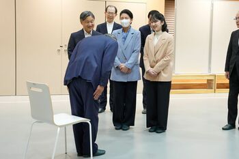 福島での天皇ご一家。ご懇談は、被災時の状況を聞きつつも、時折笑顔が垣間見える場に