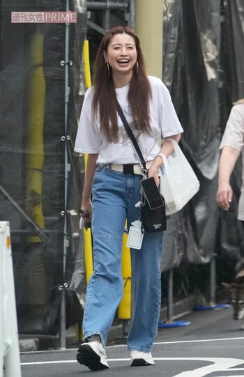 2023年8月、ランチを終えてオフィスに戻る片瀬那奈。すっかりイチ会社員だが、スタイルのよさは健在