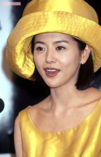 永瀬正敏との結婚発表会見にキラキラのイエロー衣装で登場した小泉今日子（'95年）