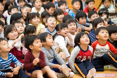 シンガー・ソングライター　たかはしべんさんの歌を聴く子どもたち　撮影／伊藤和幸