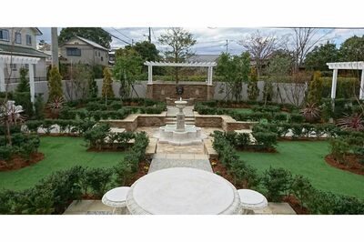 自慢のお庭。中央の噴水は愛犬マロン君専用の水飲み場を兼ねている。一角には家庭菜園も