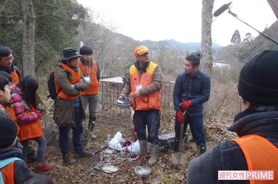 狩猟体験で話す石川さん（中央）。処分時にはキョンの悲痛な叫びに涙ぐむ人も