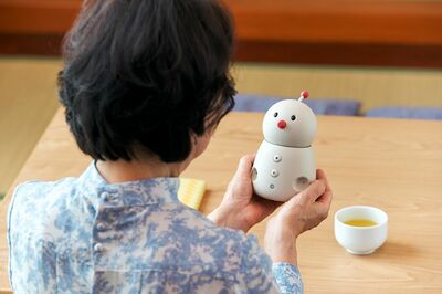 ロボット、電球、トイレが老親を救う！離れていても安心な「最新見守りサービス」6選