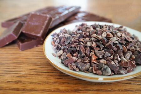 手前がチョコレートやココアの原料となるカカオニブ　※写真はイメージです
