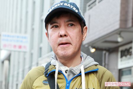 麻里の自宅マンションから1人で出てきた関根。直撃が終わると、記者に一礼して去っていった（‘18年）