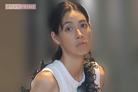 【目撃撮】森泉、娘をバレエ教室に送った後に“イケメン僧侶の夫”の腕に絡みつき…結婚７年目でも夫婦円満…