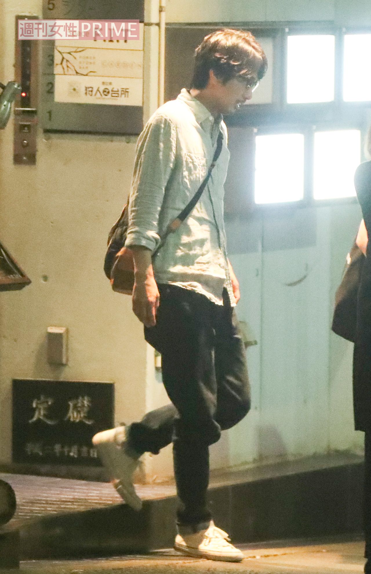 2017年、都内の焼き鳥店を出る眞島秀和