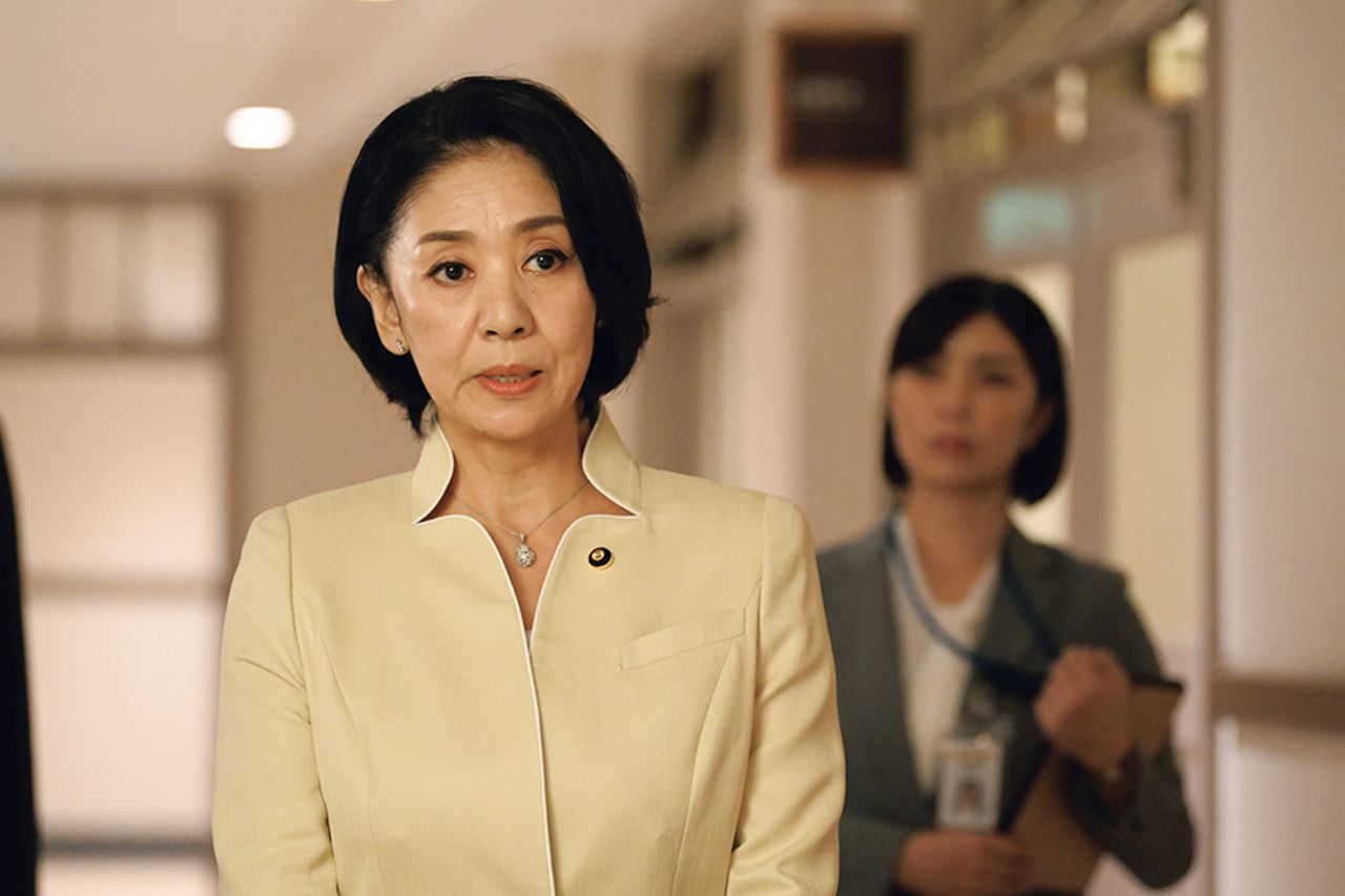 幹事長お気に入りの厚生労働大臣の鴨井（片平なぎさ）（ドラマ『罠の戦争』（c）カンテレ）