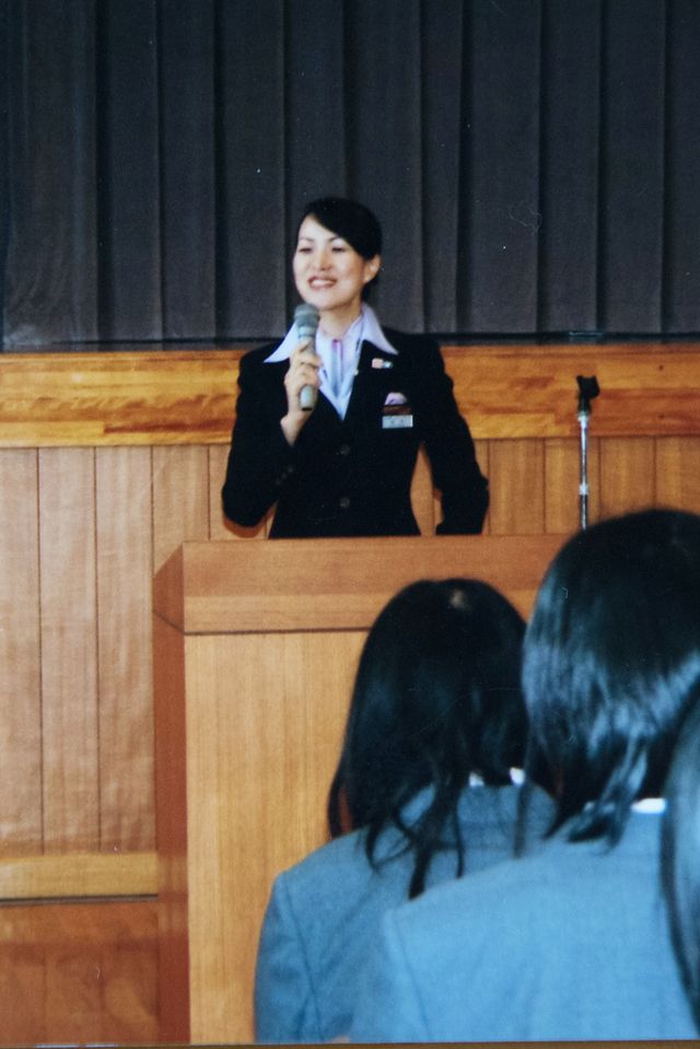 社外での講演会もこなすなどANAを代表する顔として、機内にとどまらず、活躍の場を広げていった