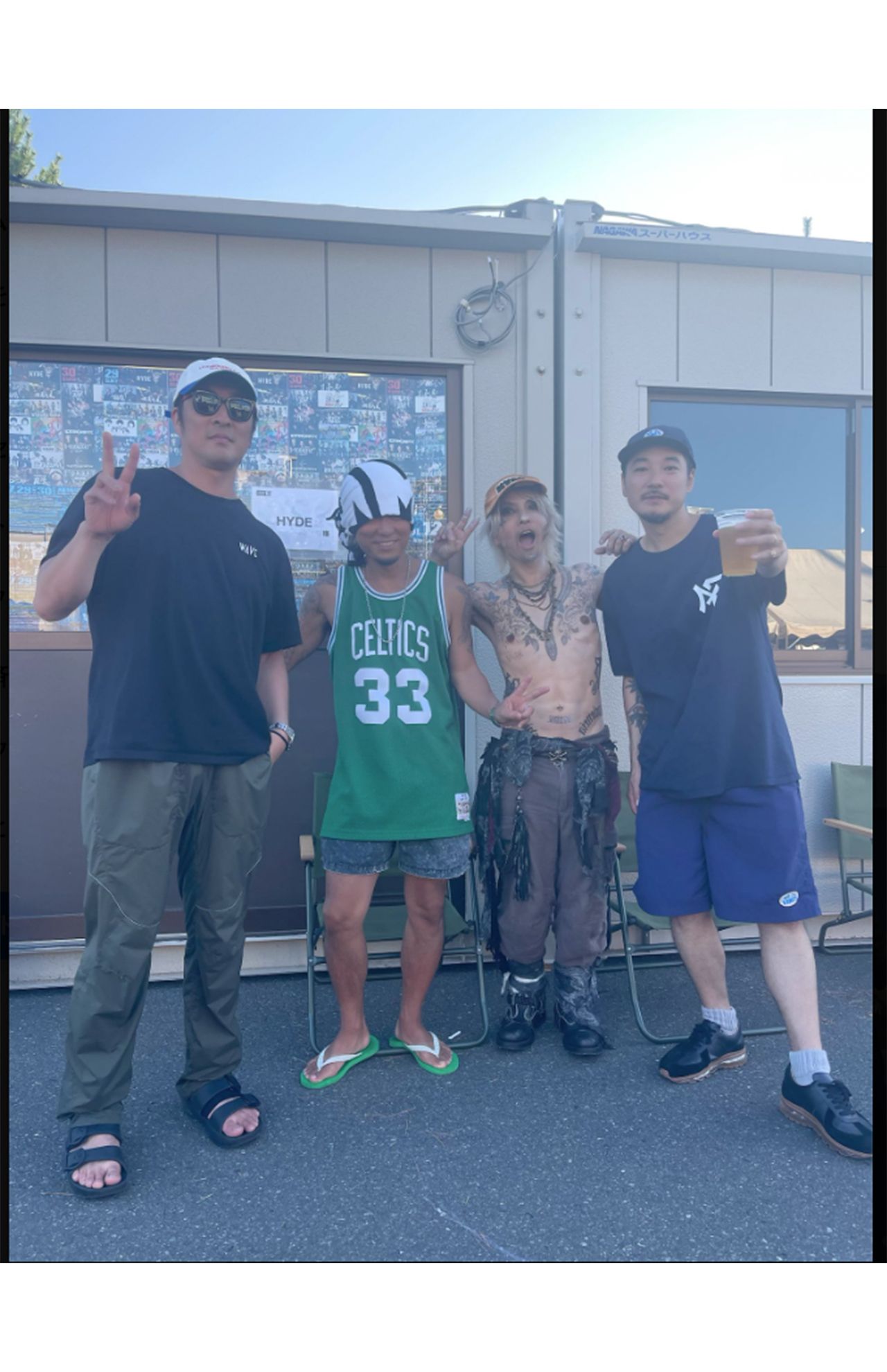 7月29日に『男鹿ナマハゲロックフェスティバル』に出演したhyde。湘南乃風のHAN-KUNと（HAN-KUNのツイッターより）