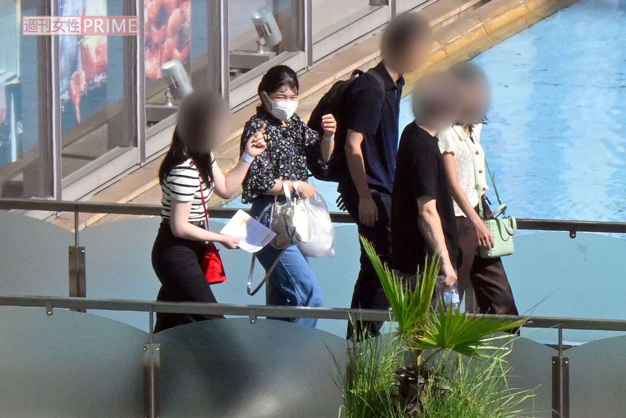 2023年9月12日、東京ドームシティでご友人と談笑される愛子さま。アトラクションを満喫された