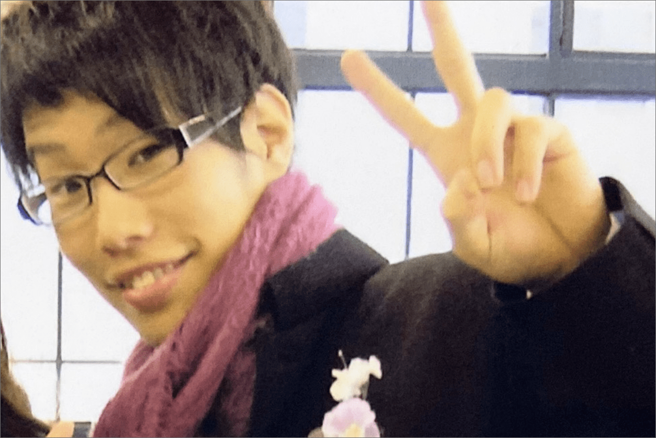 高校の卒業式で。まだ眼鏡をかけていて、おかっぱ頭にはなっていない