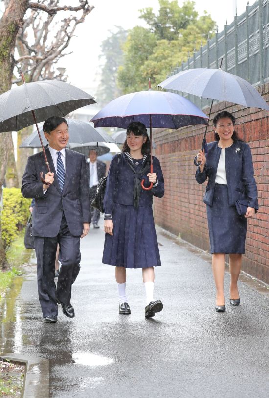2017年4月　雨の降る中、ご一家そろって学習院高等科の入学式へ。愛子さまは「先生方やお友達と一緒に、充実した高校生活を過ごしたい」と抱負を語られた
