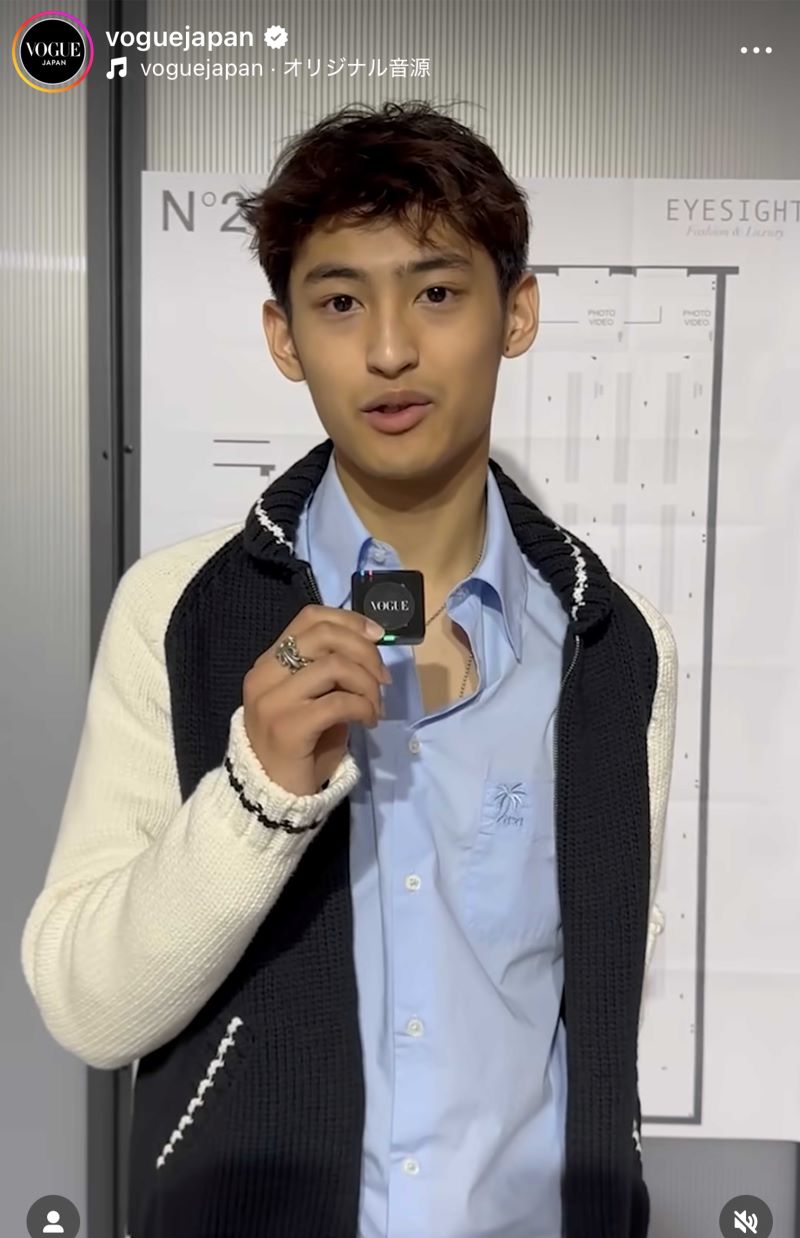 「ミラノ・ファッションウィーク」で『N21』のショー会場を訪れた道休蓮（『VOGUE JAPAN』インスタグラムより）