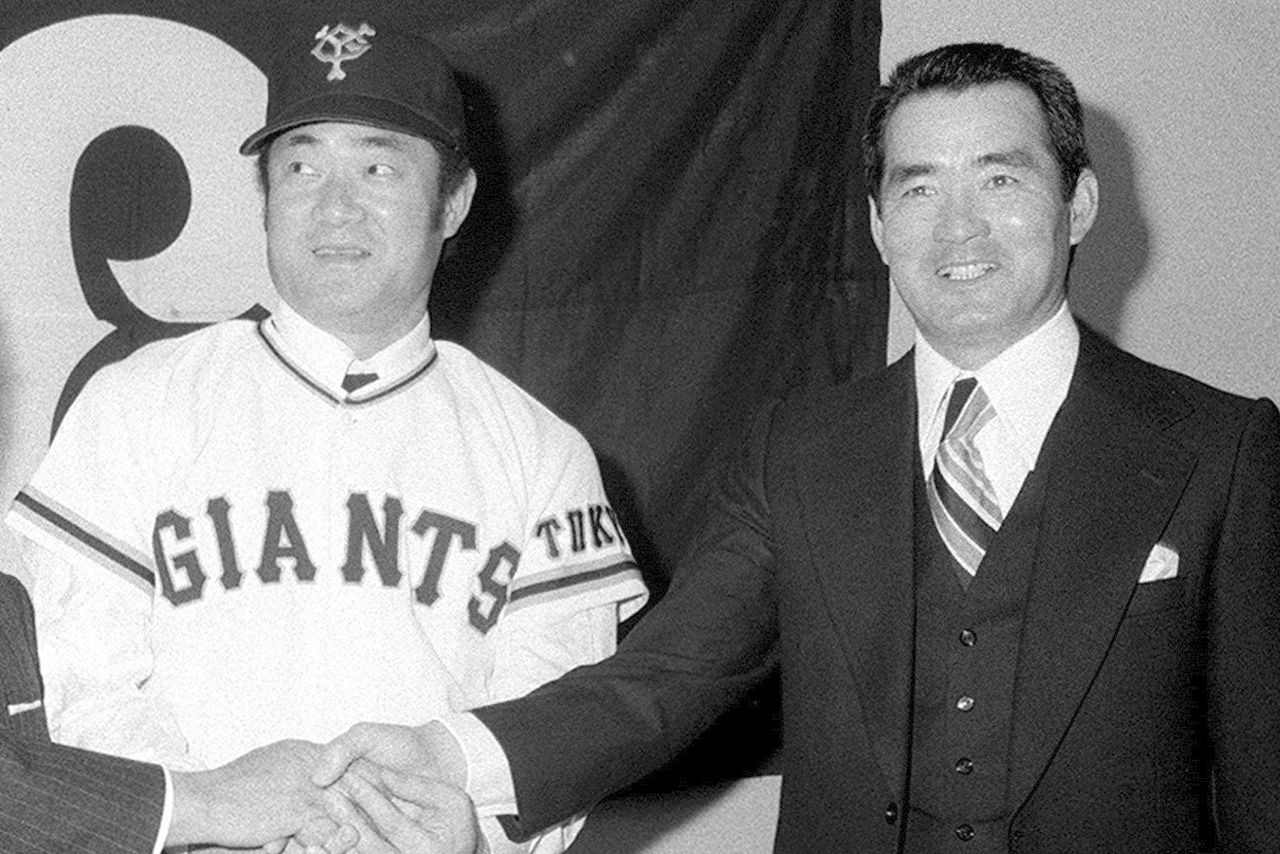 1975年に巨人にトレードで移籍した張本勲さん。当時の監督の長嶋茂雄さんに迎えられた
