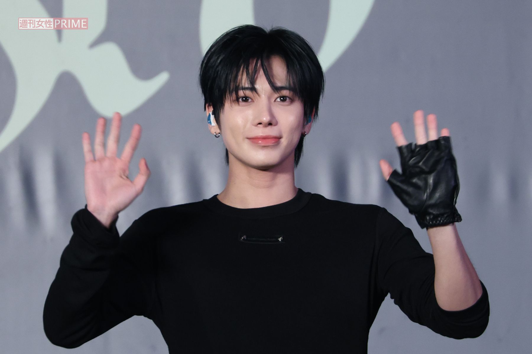 手を振るTOMORROWXTOGETHERのTAEHYUN