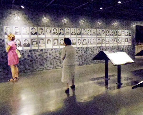  【写真】ひめゆり学徒隊は、法的根拠なく看護活動や遺体埋葬を強いられた。2つの学校の教師・生徒で構成されていた