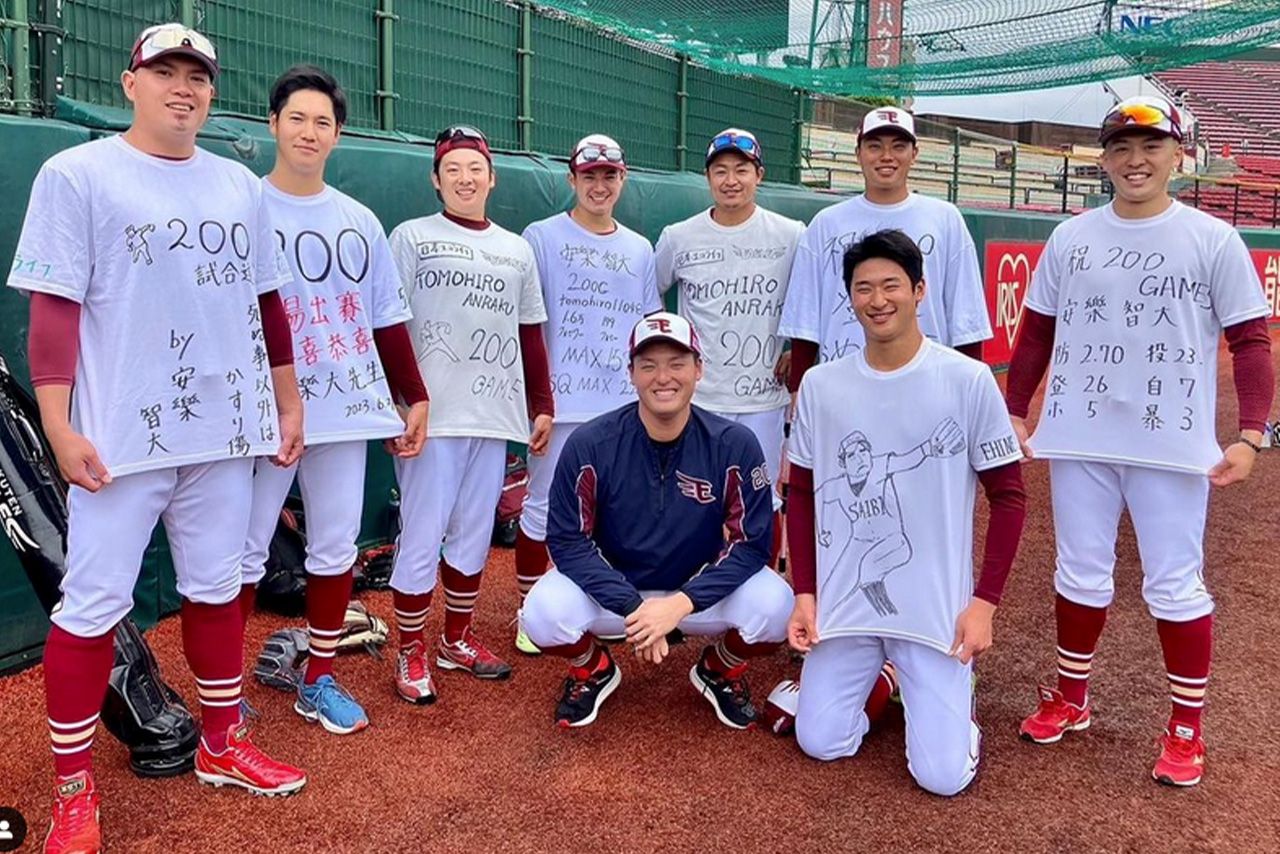 200試合登板をリリーフ陣から祝福された安樂智大、隣には内星龍が（安樂の公式インスタグラム）