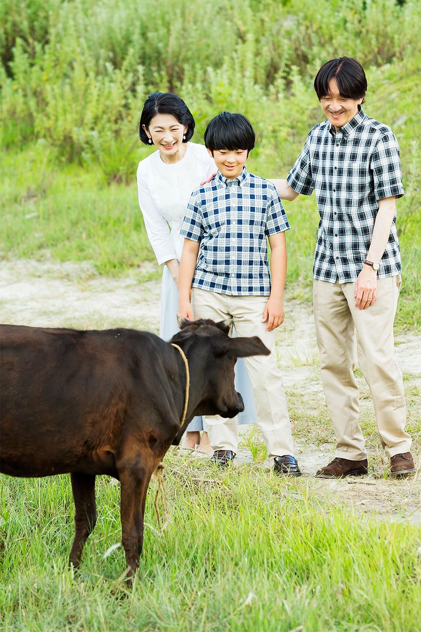 現行制度では皇位継承順位1位が秋篠宮さま、2位は悠仁さまになるが……（8月21日・ブータン）