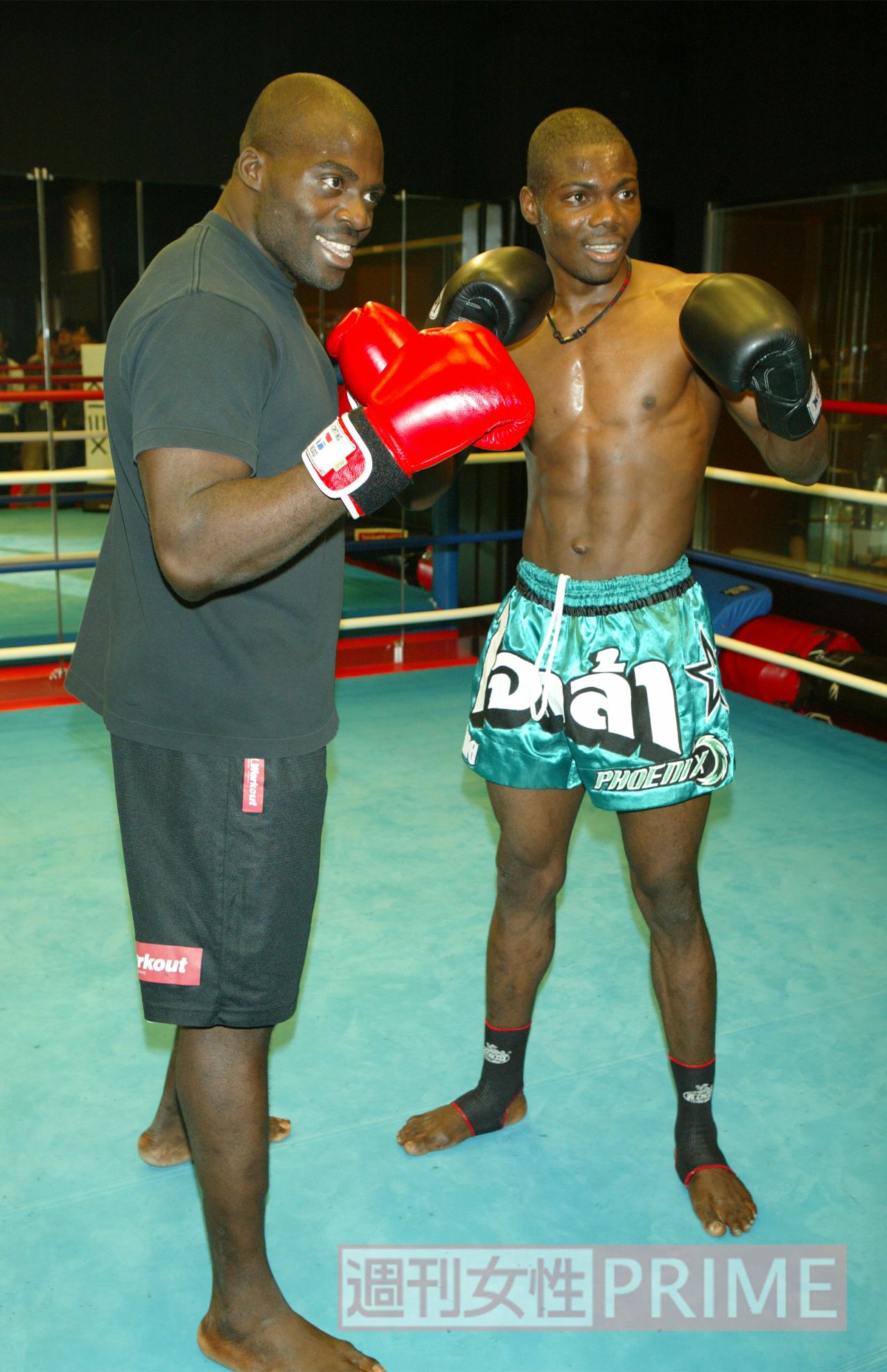 弟のアンディ・オロゴンとファイティングポーズをとるボビー（'06年8月）