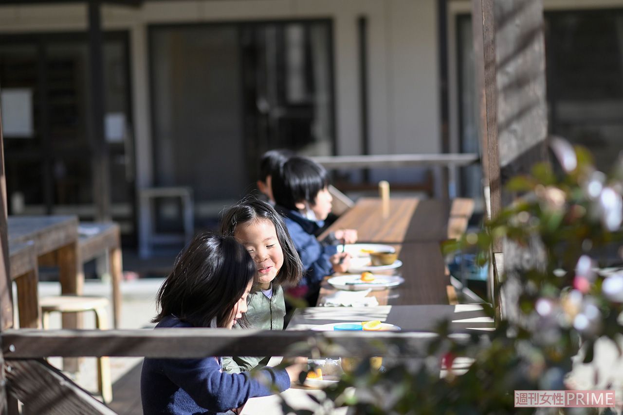 給食の席は自由（撮影／渡邉智裕）