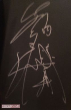 店内の写真集に気前よくサインした