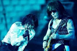 稲葉浩志と松本孝弘の「B'z」がデビュー35周年！同期はSMAP