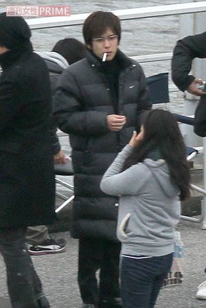 映画『プラチナデータ』のロケの合間に、路上で一服していた二宮和也（'12年4月）