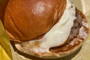 ロッテリアの背徳チーズ絶品チーズバーガー（500円）はチーズ量を増量でき、200％増量（580円）、300％増量（660円）まで可能。数量限定なのでどうしても食べたい方は急いだほうがいいかもしれない（筆者撮影／東洋経済オンライン）