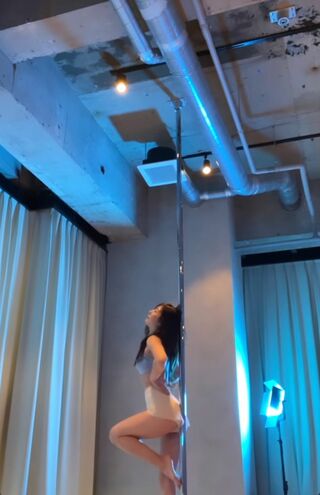 ポールダンスの練習をする熊田曜子（SNSより）