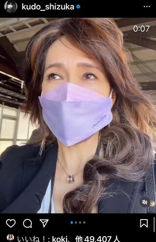 藤色×ピンクのマスク。このほかにスポーティな濃いめパープルも持っている