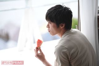 憂いある表情でスイカを食べるシーンの理由はCMで明らかに!?　撮影／渡邉智裕