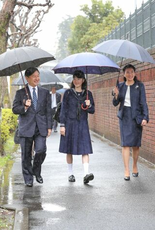 2017年4月　雨の降る中、ご一家そろって学習院高等科の入学式へ。愛子さまは「先生方やお友達と一緒に、充実した高校生活を過ごしたい」と抱負を語られた