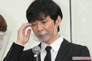 12月3日、都内で行われた謝罪会見で苦しそうな顔をうかべる渡部建