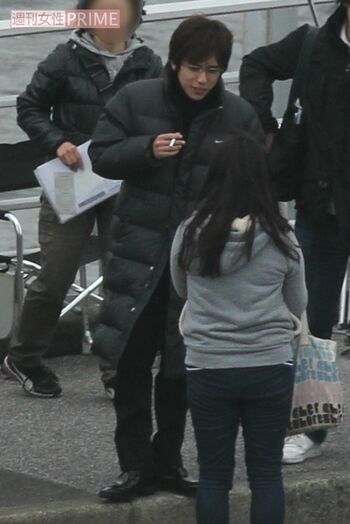 映画『プラチナデータ』のロケの合間に、路上で一服していた二宮和也（'12年4月）