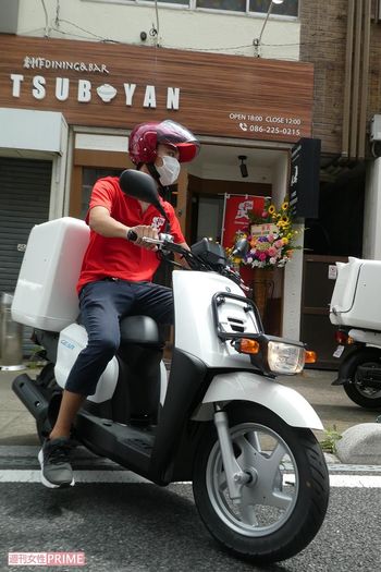 店舗で商品を受け取った配達代行スタッフが、お客のもとへ届ける。撮影／渡邉智裕